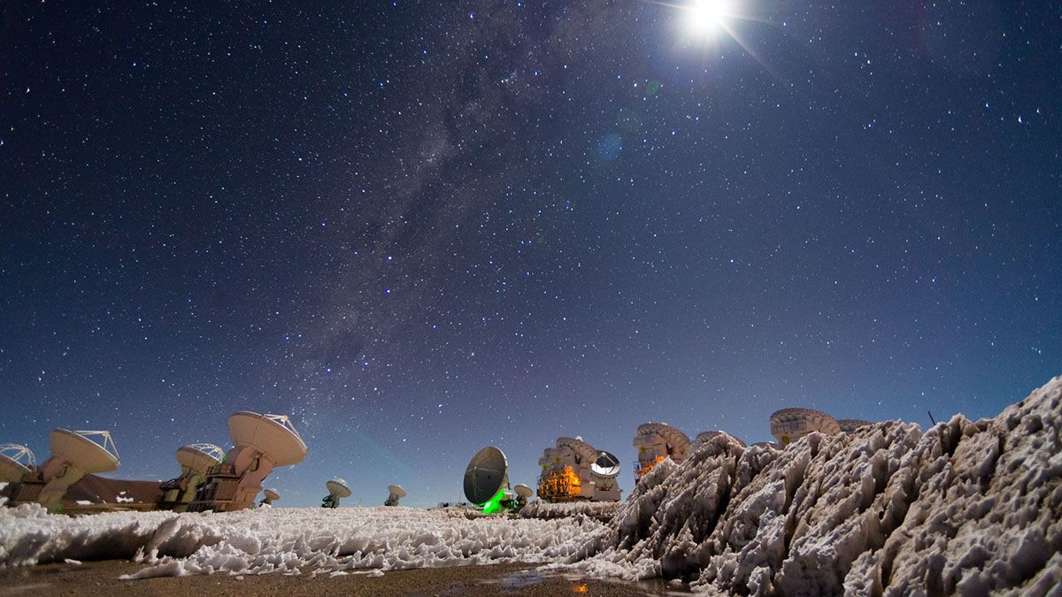 El Observatorio ALMA (Atacama Large Millimeter Array) es el mayor proyecto astronómico del mundo hasta el momento y se ubica al norte de Chile.