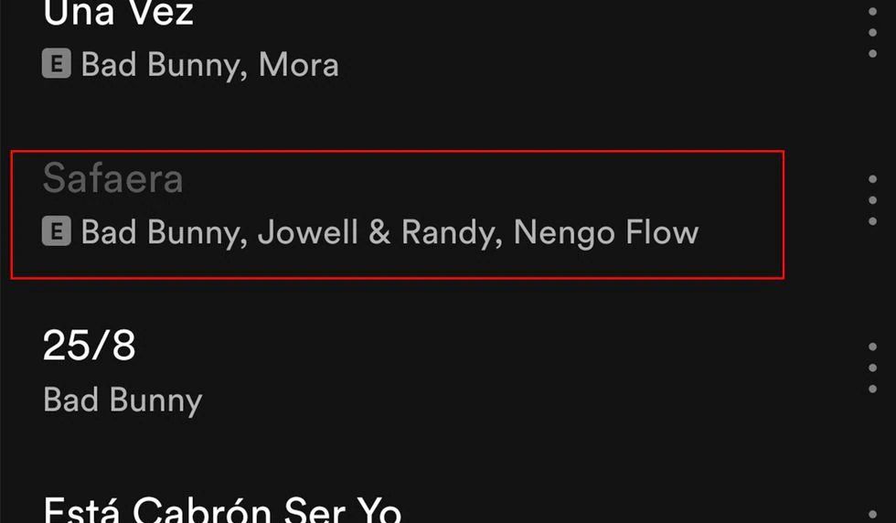 Si buscas “Safaera” la encontras en está en una tonalidad gris y quiere decir que no se puede reproducir en la plataforma.