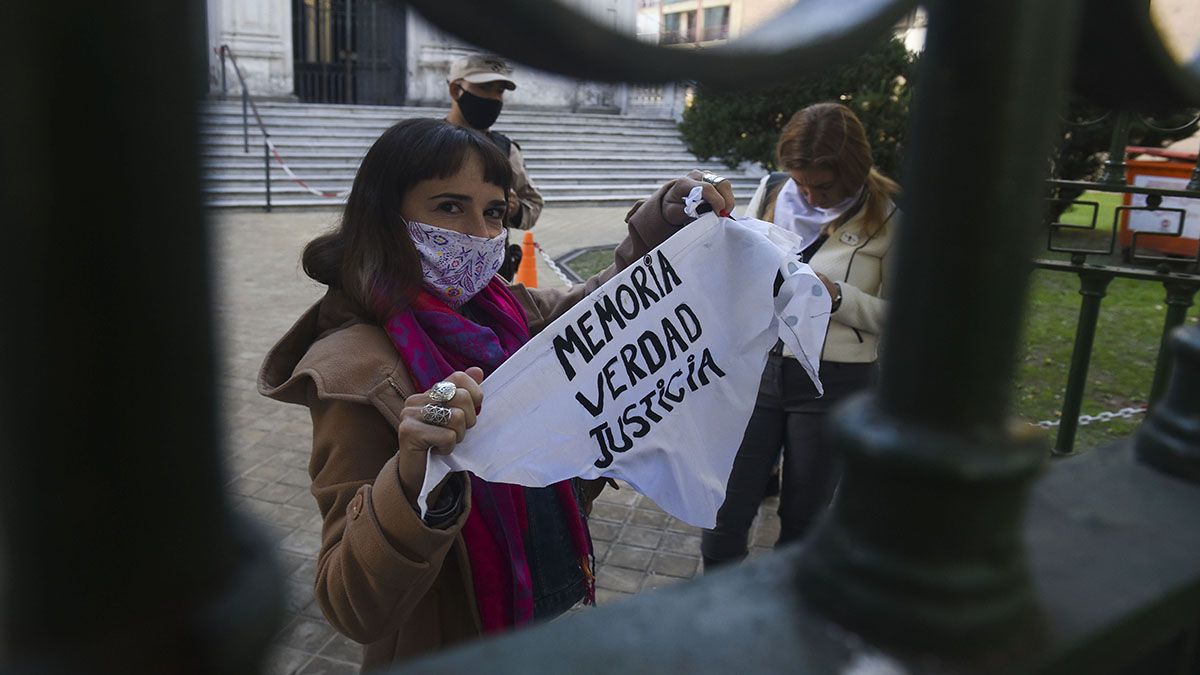Agrupaciones de derechos humanos rodearon el edificio donde se condenó a los 10 ex policías.