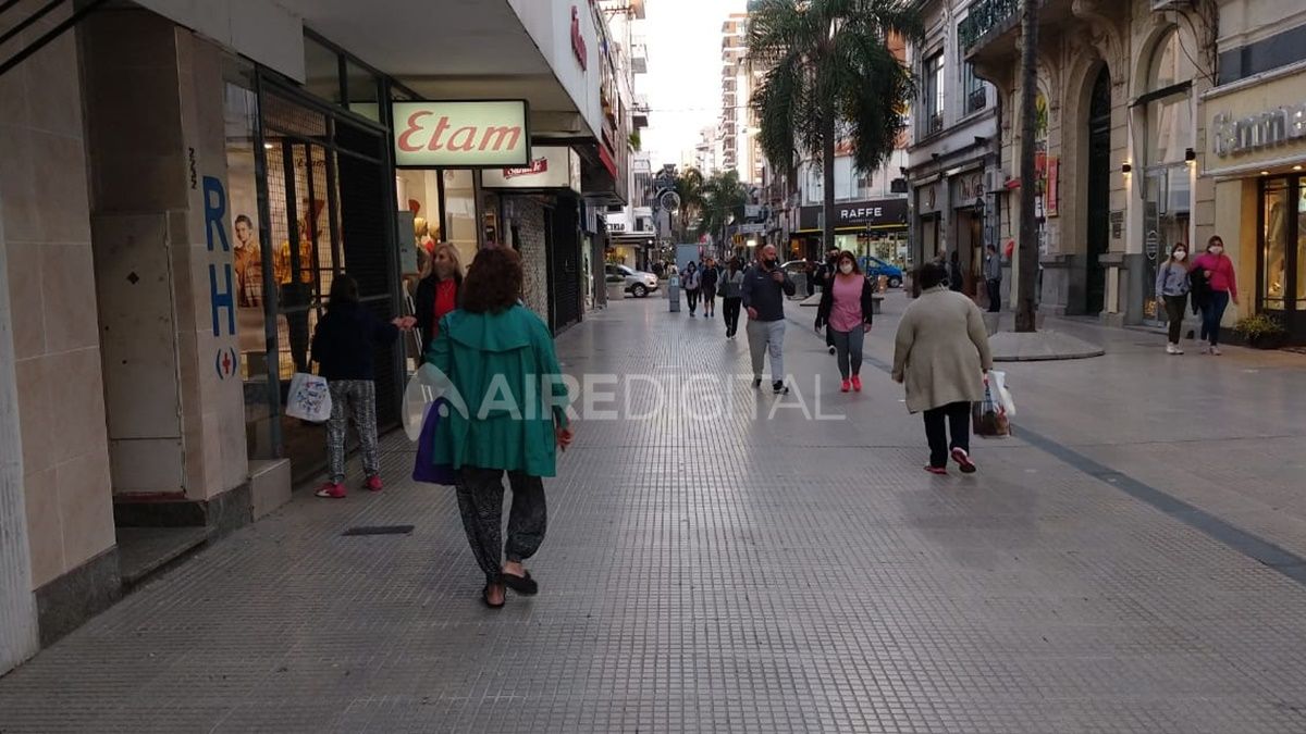 Con el comienzo de la fase 4, la peatonal santafesina comenzó a mostrar un intenso movimiento, ya que muchos santafesinos se acercaron para realizar sus compras.