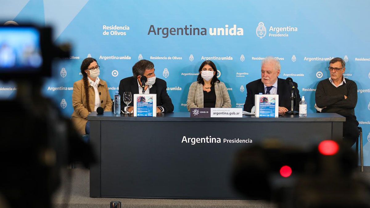 Los científicos y funcionarios comentaron a la prensa cómo funciona el kit desarrollado en el país.