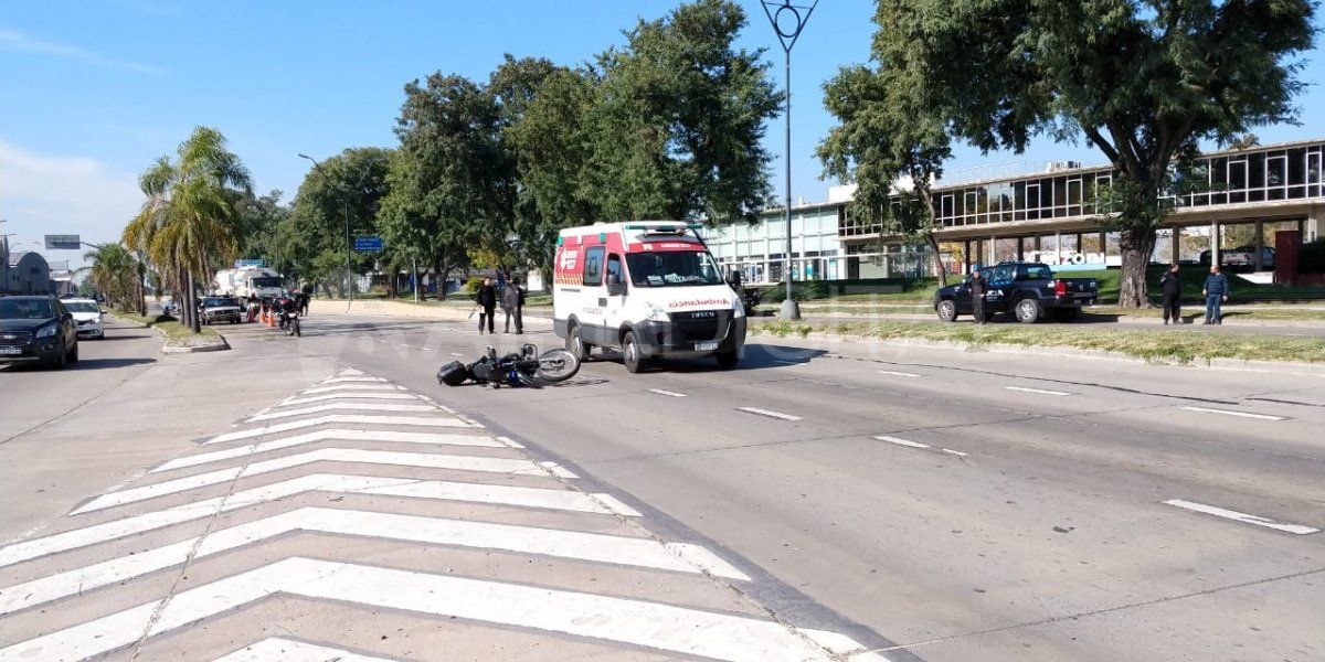 El momento en que la ambulancia socorrió al uniformado.