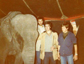 Mara emocionada hasta las lágrimas -las manchas de color oscuro en sus ojos lo denotan- cuando fue descubierta por sus amigos.