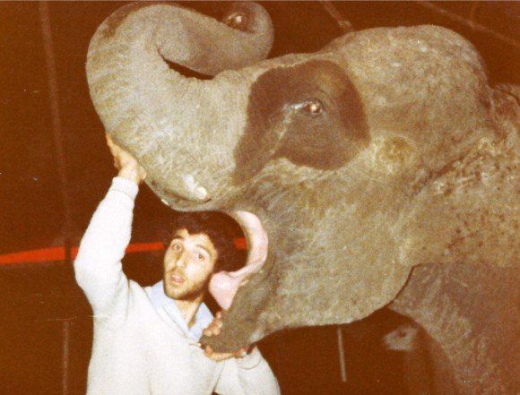 Uno de los juegos favoritos. César metía la cabeza en la boca de Mara, mientras ella le daba besos en la oreja.