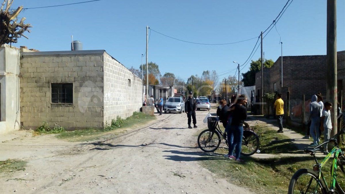 Dispositivo policial cerca de la vivienda donde encontraron muerta a la mujer - Barrio Reyes