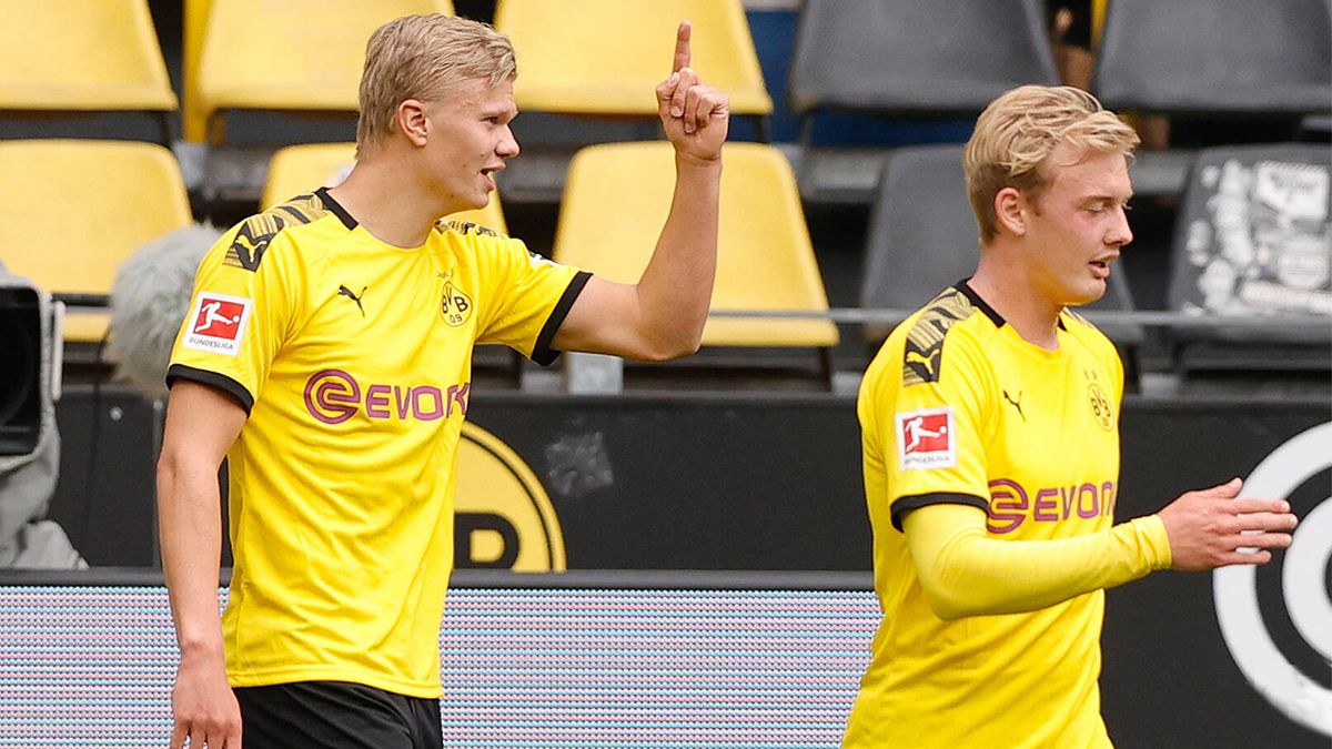 Hazard de Borussia Dormund festeja luego de convertir frente al Shalke04 en el reinicio de Bundesliga.