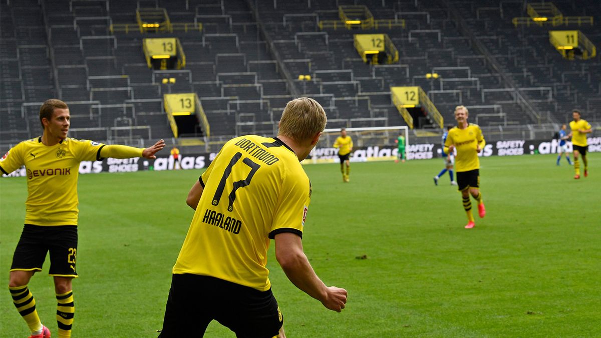 Haland de Borussia Dormund festeja luego de convertir frente al Shalke04 en el reinicio de Bundesliga.