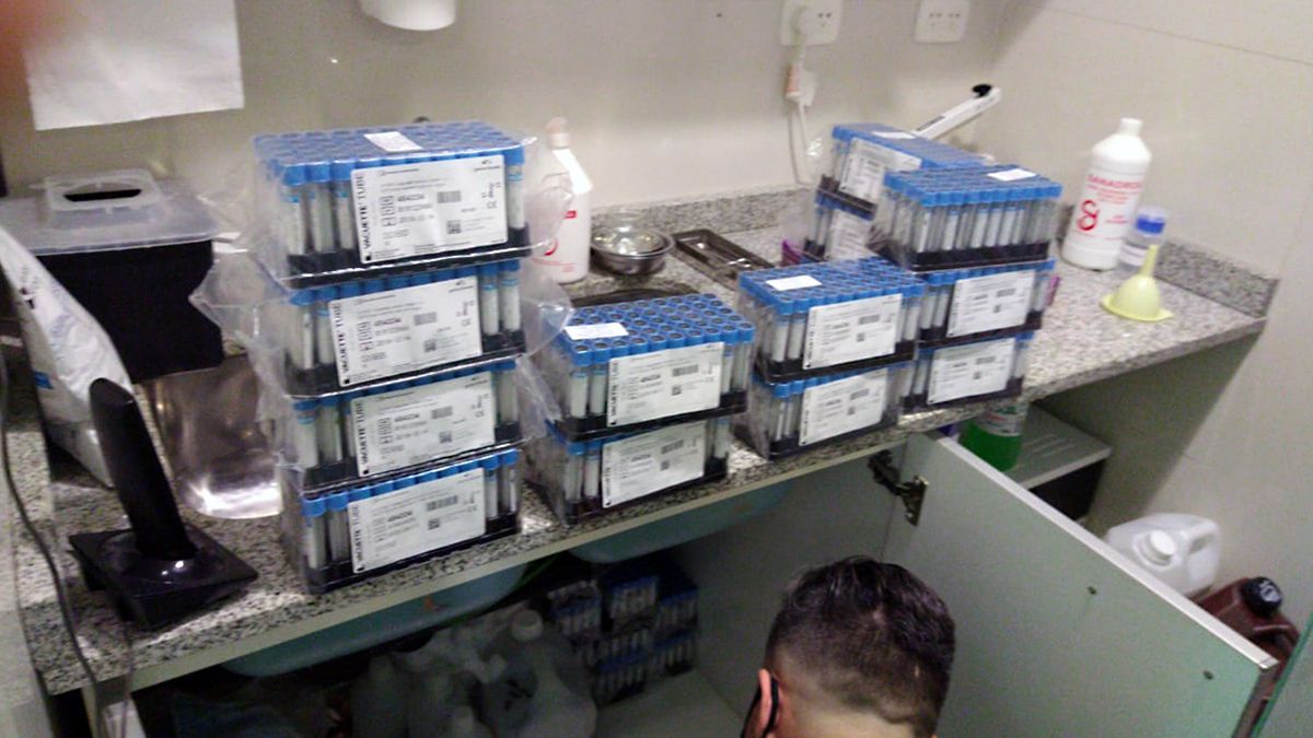 La policía de la Ciudad realizó un allanamiento en la clínica del médico Rubén Mühlberger, quien quedó detenido por violar la cuarentena y porque su clínica no estaba habilitada y ofrecer falsos tratamientos.