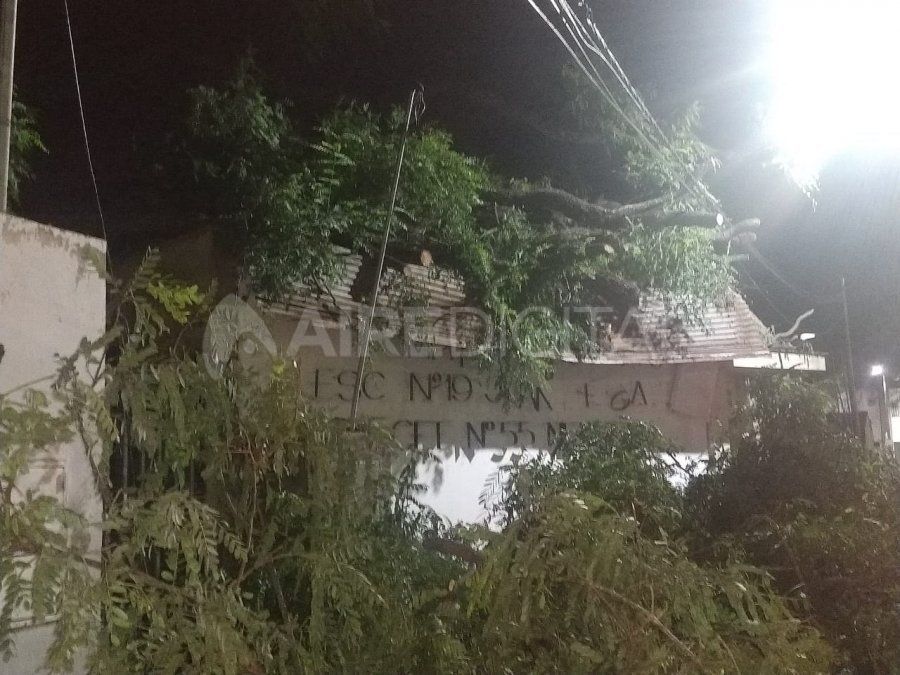 Así quedó el techo de la escuela Juan de Garay, en el norte de la ciudad.
