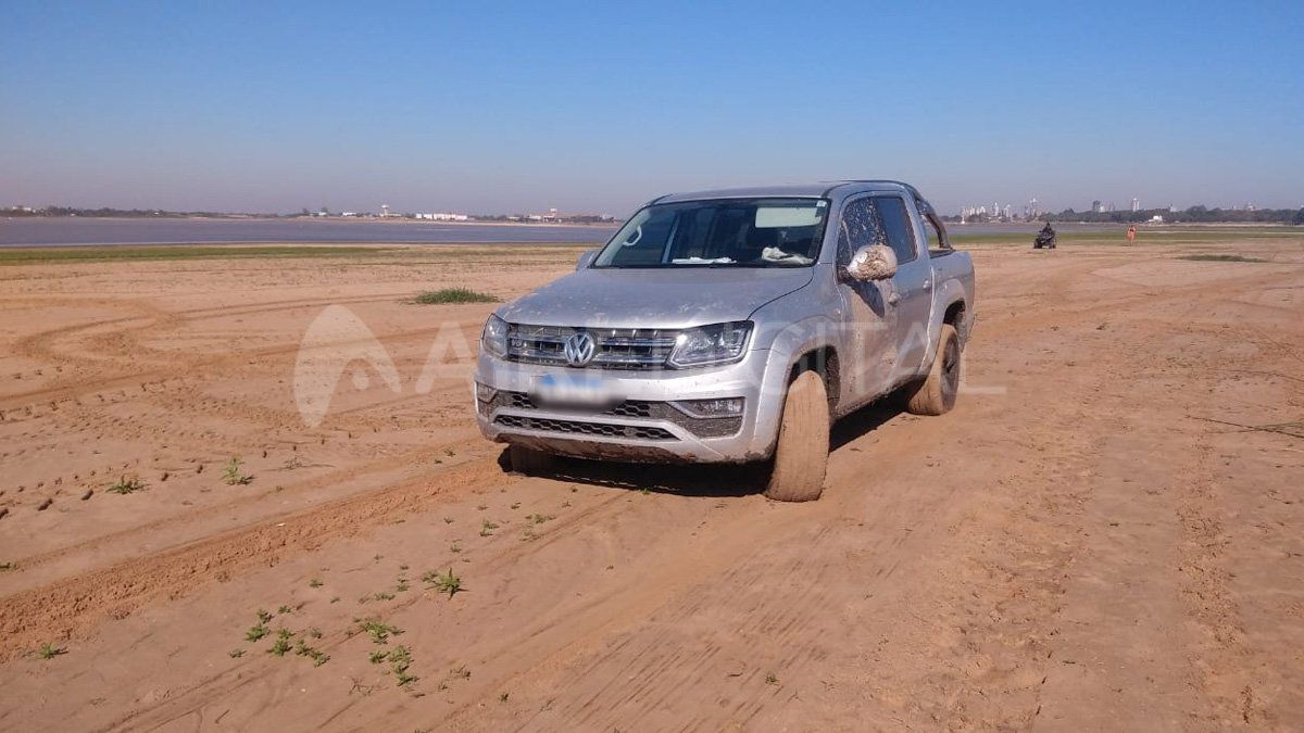 Tras 12 horas varada, la Volkswagen Amarok logró salir de la arena.