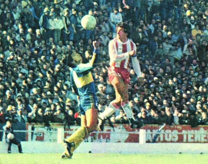 Alí disputa un balón con Diego Armando Maradona en Santa Fe. El goleador histórico marcó los dos goles ante Boca en aquella jornada.
