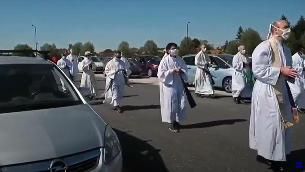Francia inició una flexibilización gradual que no incluye las celebraciones religiosas con público, que siguen prohibidas al menos hasta el 2 de junio próximo.