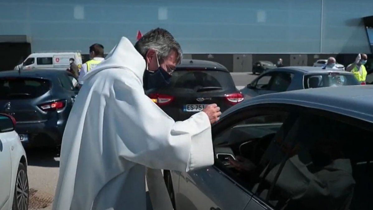 Los fieles que querían comulgar, debían encender las luces de emergencia de los autos para informárselo a los sacerdotes.