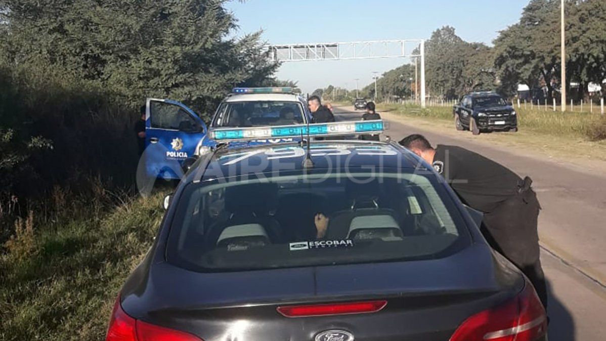 La policía logró detener a los delincuentes, pese a que estaban armados y efectuaron disparos.