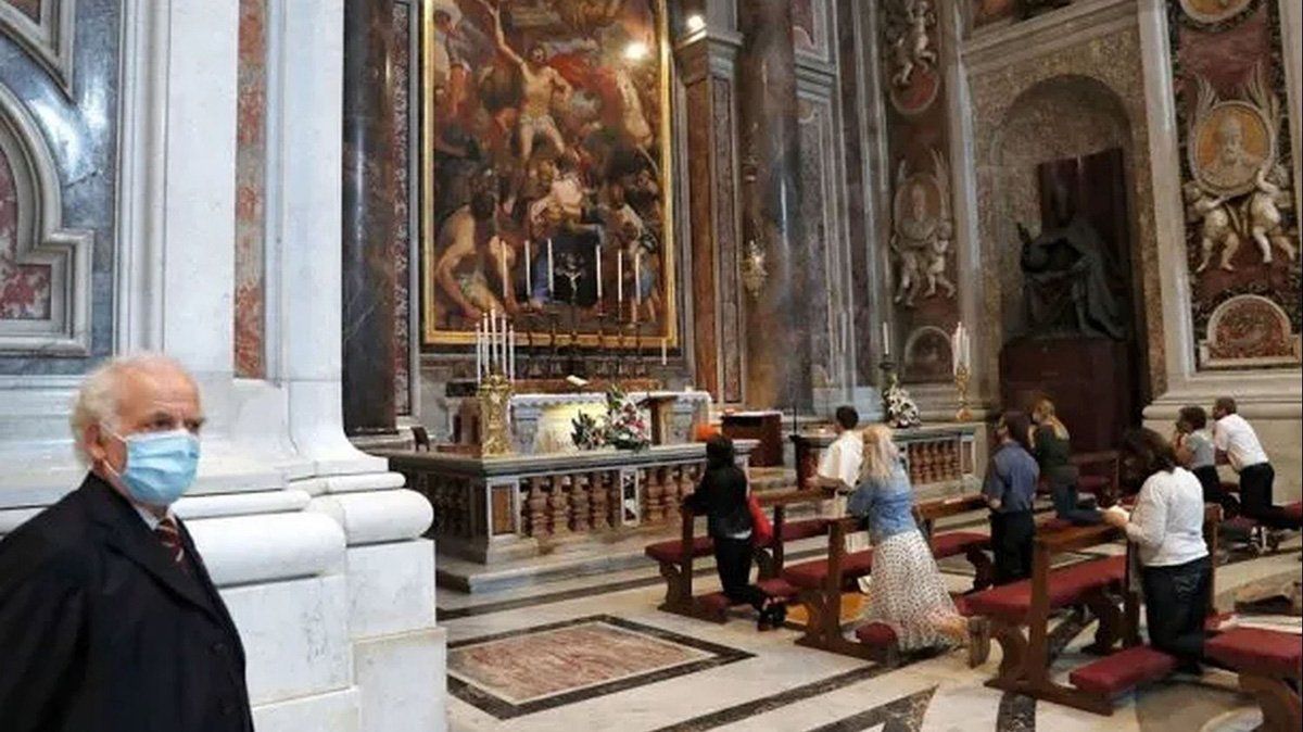 Este lunes, Francisco abrió las puertas de la Basílica de San Pedro a los fieles.