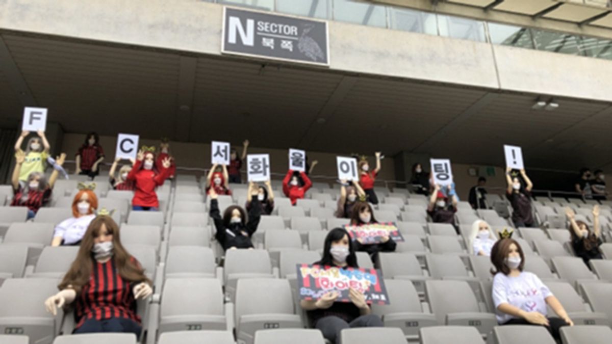 Colocaron muñecas sexuales con carteles simulando la hinchada en las tribunas.