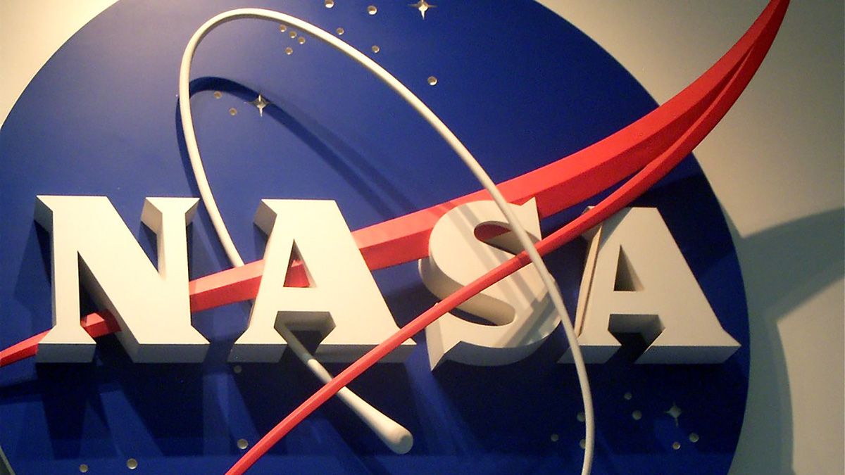 El tradicional logo de la Nasa. Representa al planeta Tierra a través de la esfera azul, el espacio por medio de las estrellas, la aeronáutica a través del vector rojo y una nave espacial en órbita.