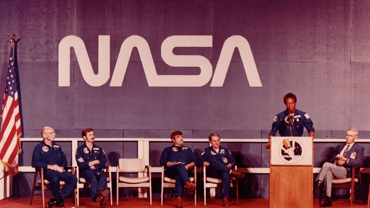 La tripulación de la STS-8 Challenger con el gusano (Nasa).