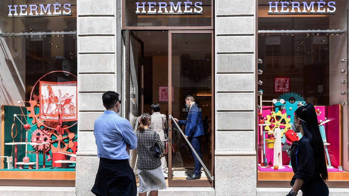 Colas en una tienda de Hermes en Milán