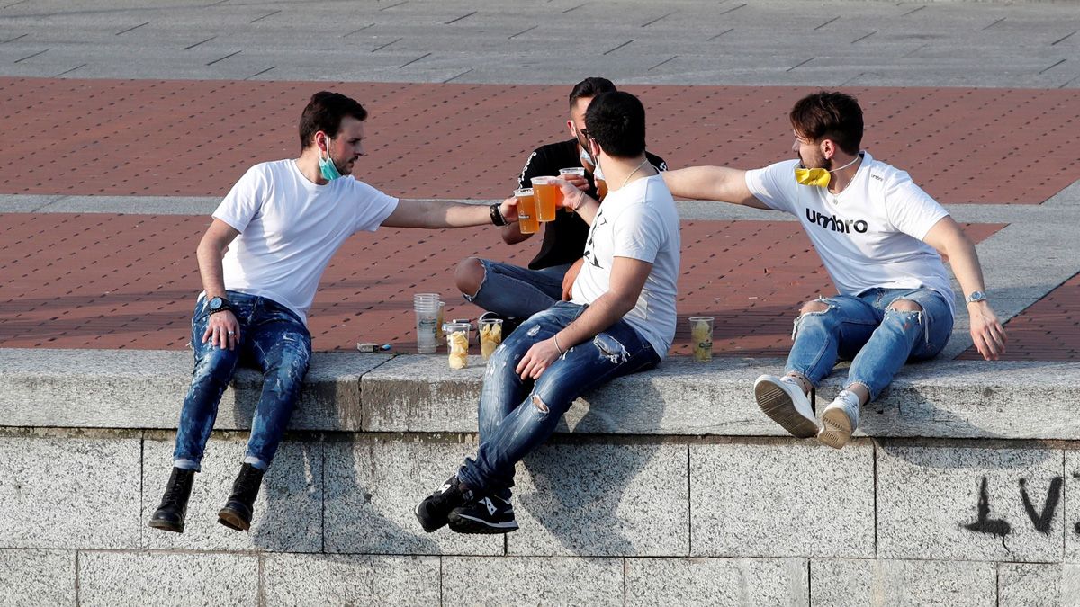 Un grupo de amigos disfrutan unas cervezas en la zona de los Navigli en Milán.