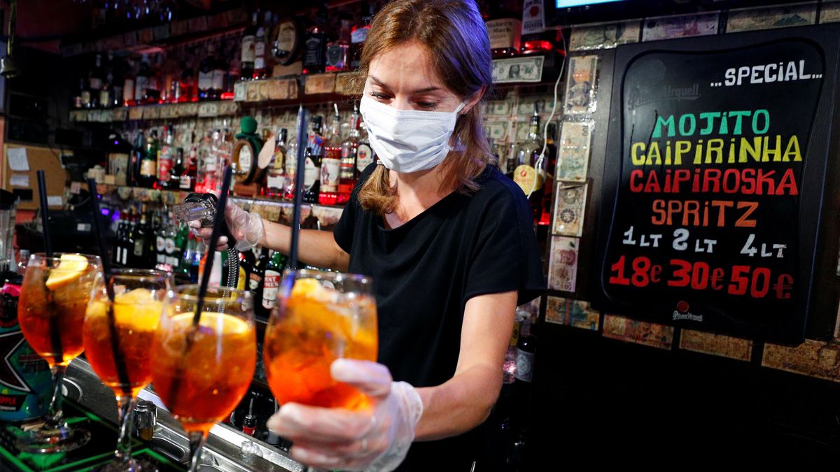 Una bartender prepara unos tragos en un bar de Trastevere, en Roma