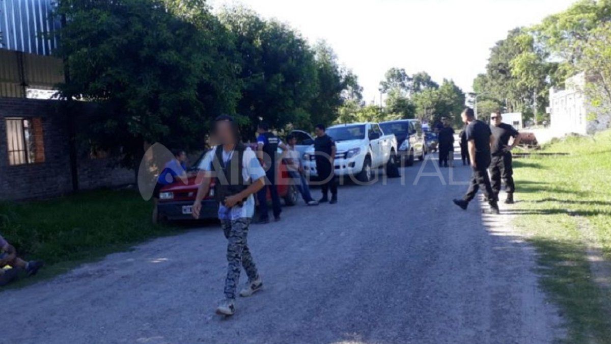 El momento en que fue interceptado el Fiat Uno.