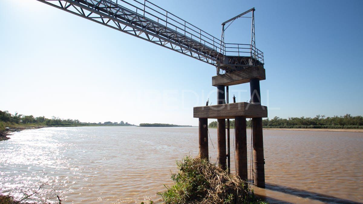 Aguas Santafesinas realiza trabajos para adaptar la toma del río Colastiné al escenario de bajante.