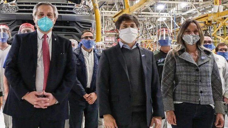 El Presidente, Malena Galmarini y Axel Kicillof, tras el acto en la planta de Volkswagen