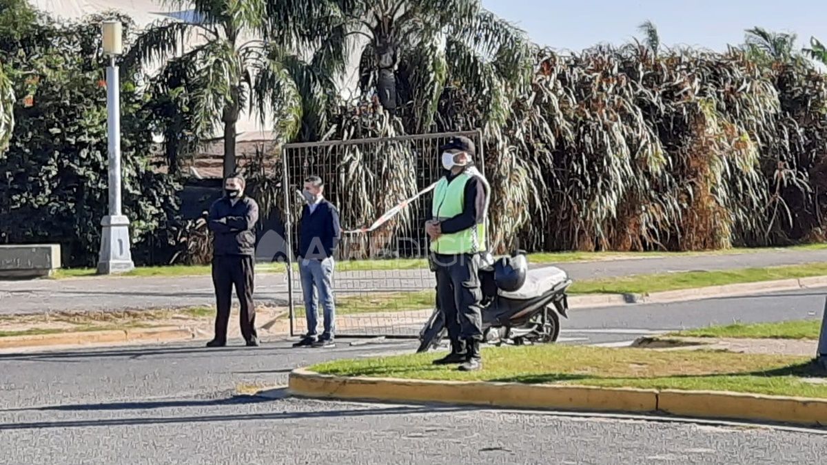 Una de las acciones que el Municipio encabezó este martes consistió en la instalación de una valla en la Costanera Este la cual tiene como objetivo disuadir a las personas que se acerquen al espacio con fines recreativos.