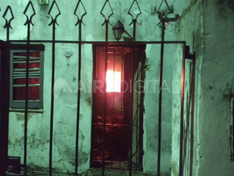 Una vivienda en barrio San José volvió a incendiarse luego de que apagaran el fuego.