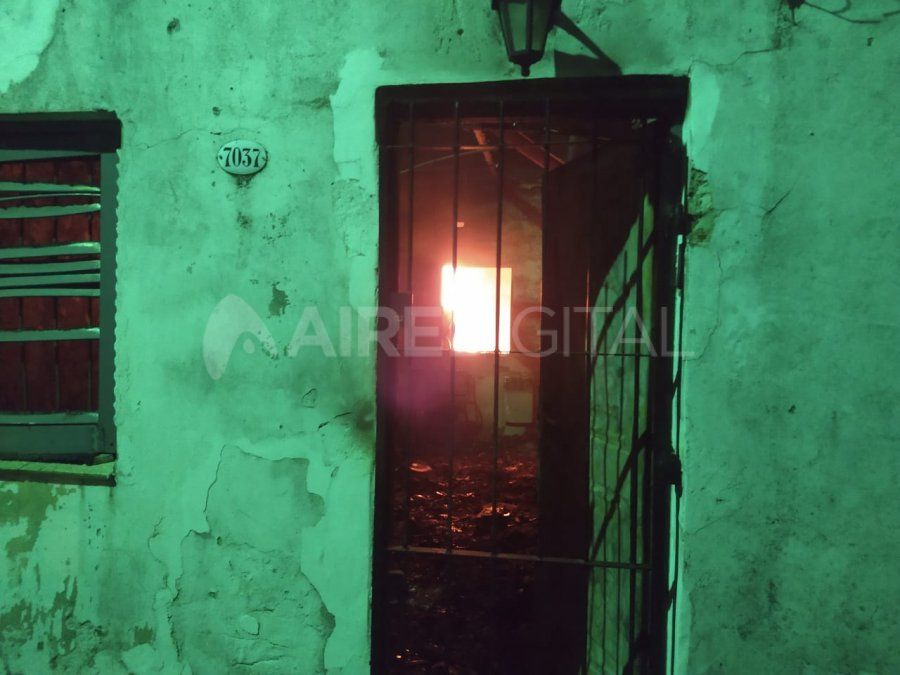 Una vivienda en barrio San José volvió a incendiarse luego de que apagaran el fuego.