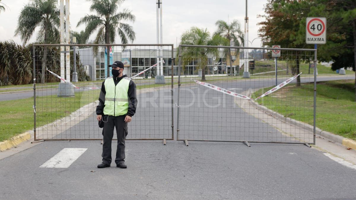 Un inspector municipal se ubica en la puerta de vallado que instalaron para evitar la circulación de personas por la Costanera Este.