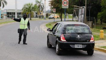 Un inspector municipal controla la circulación del tránsito en el ingreso a la Costanera Este.