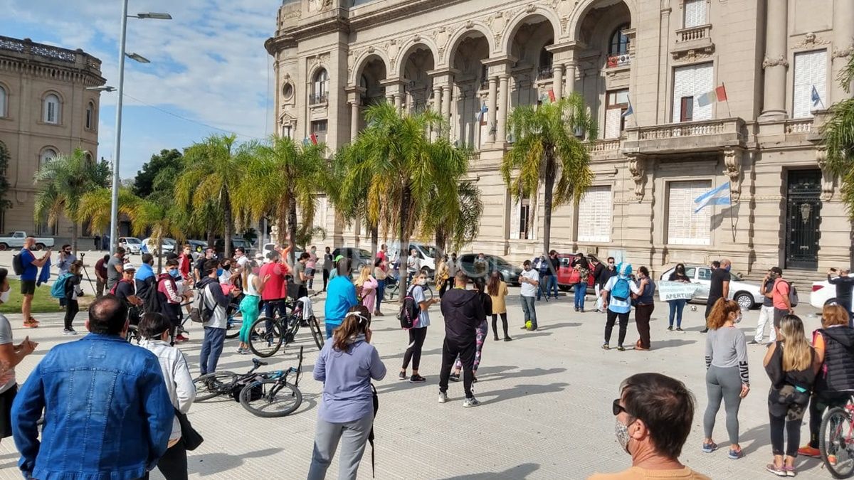La concentración congregó en la Plaza 25 de Mayo a un nutrido grupo de trabajadores de espacios de actividad física, que no tienen permitida la actividad en el marco de la emergencia sanitaria.