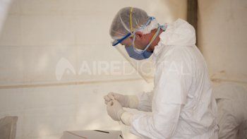 Médicos argentinos realizan hisopados para buscar casos positivos de coronavirus en el país.