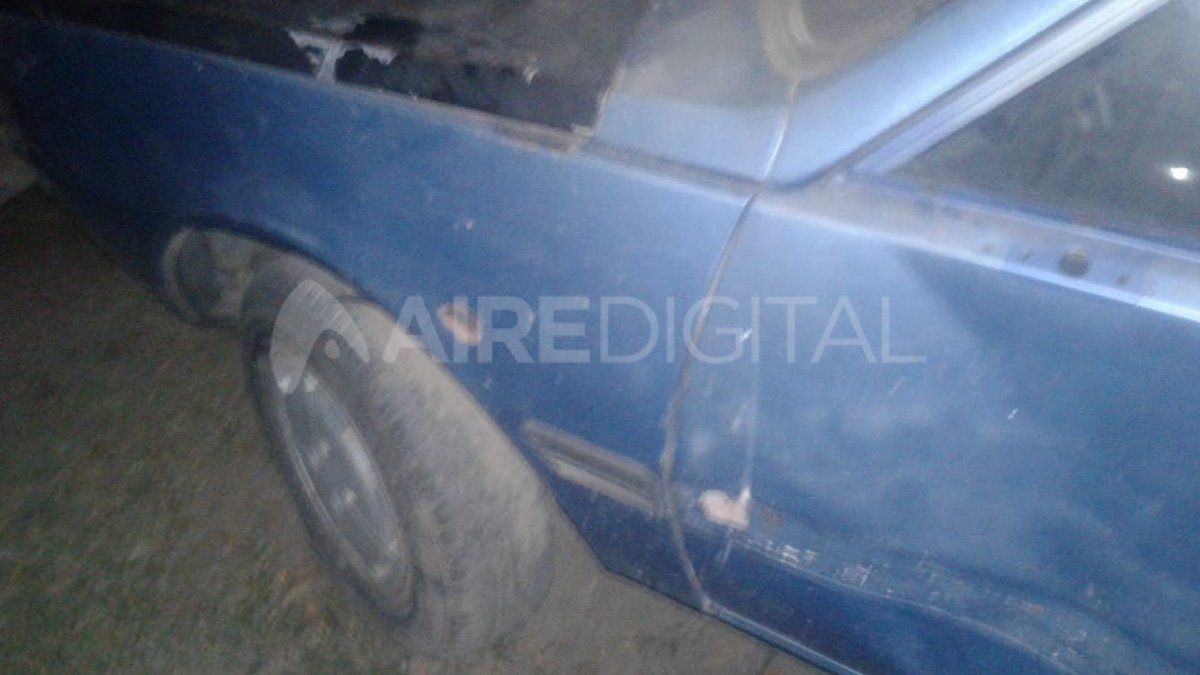 Los disparos del revólver 9 milímetros impactaron también en un vehículo estacionado frente a la casa baleada.