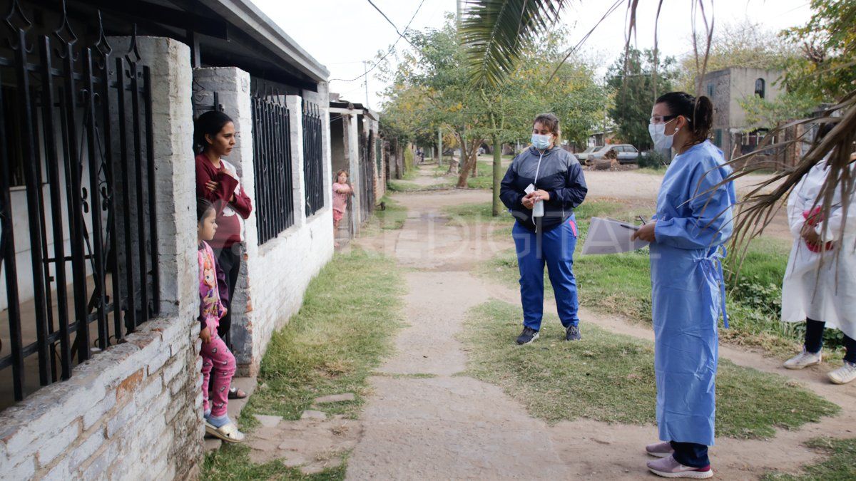 Equipos de salud interdisciplinarios salieron a las calles de los barrios populares para detectar casos sospechosos de coronavirus