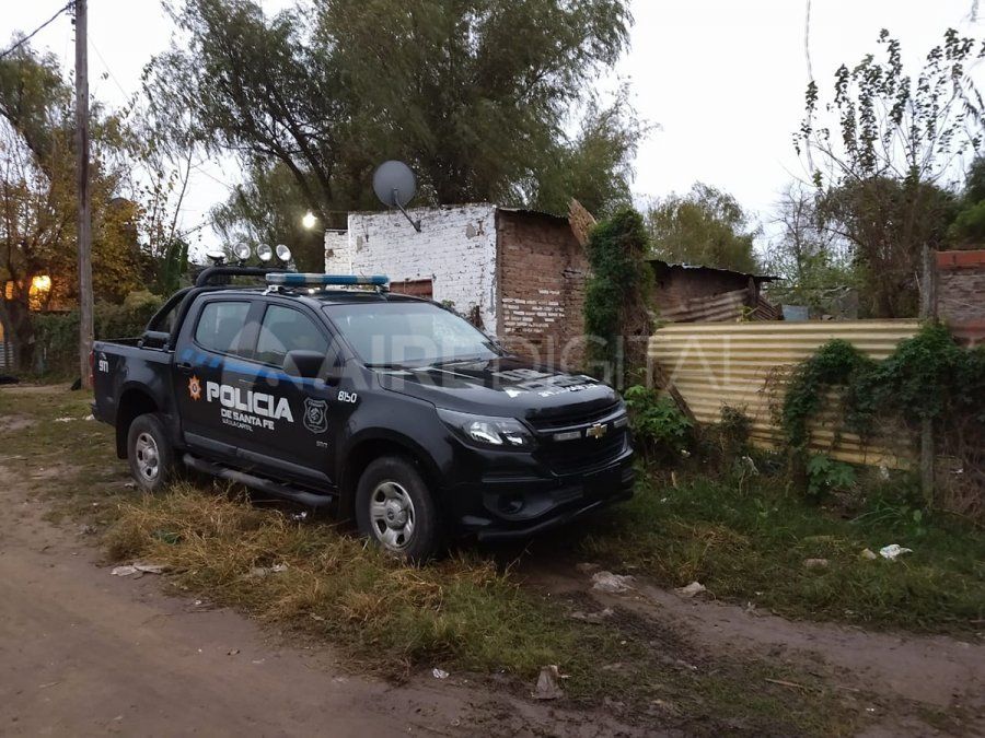 Un hombre salió de su casa con una mujer muerta en sus brazos.