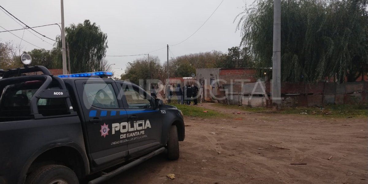Un hombre salió de su casa con una mujer muerta en sus brazos.