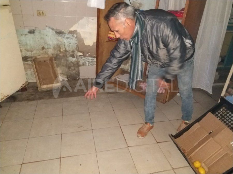 Un vecino contó que el hombre le pidió que llame al 107 y se metió con el cuerpo a su casa.