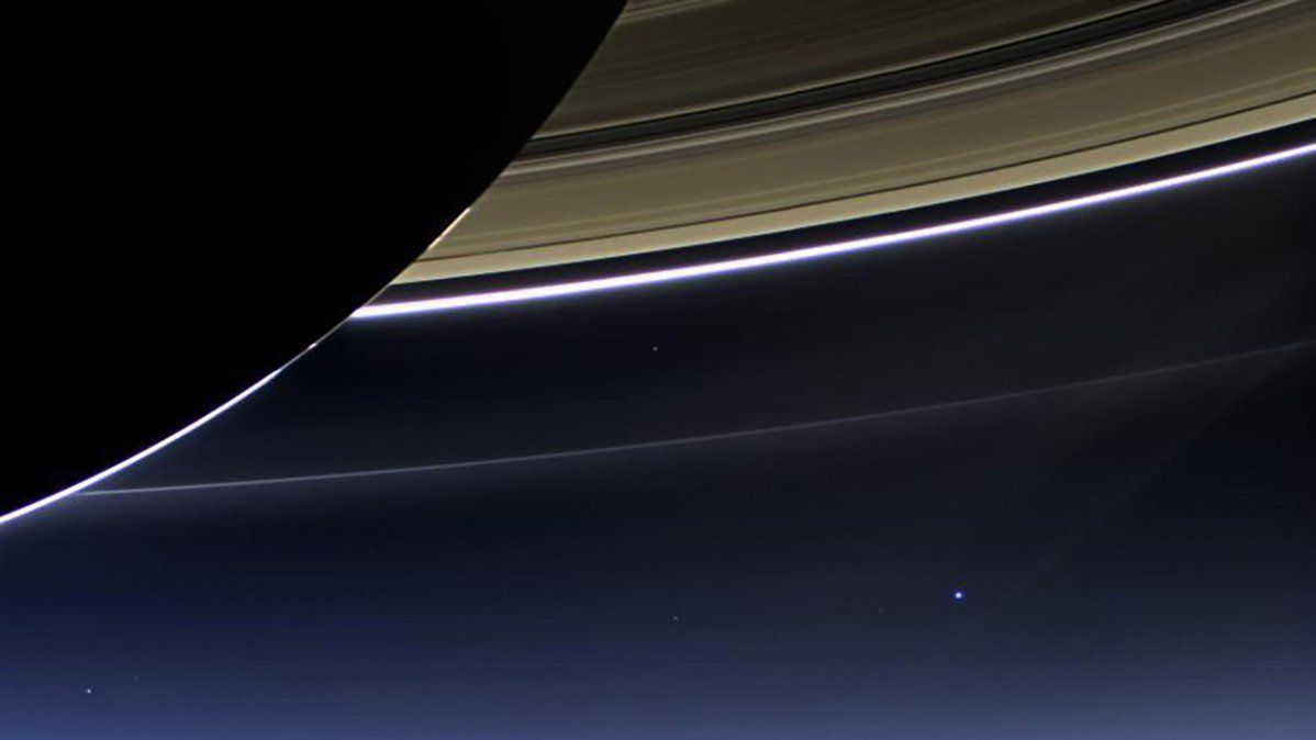 Imagen de la sonda espacial Cassini tomada en el 2013. La Tierra aparece vista desde Saturno como un pequeño punto azul brillante del lado inferior derecho.