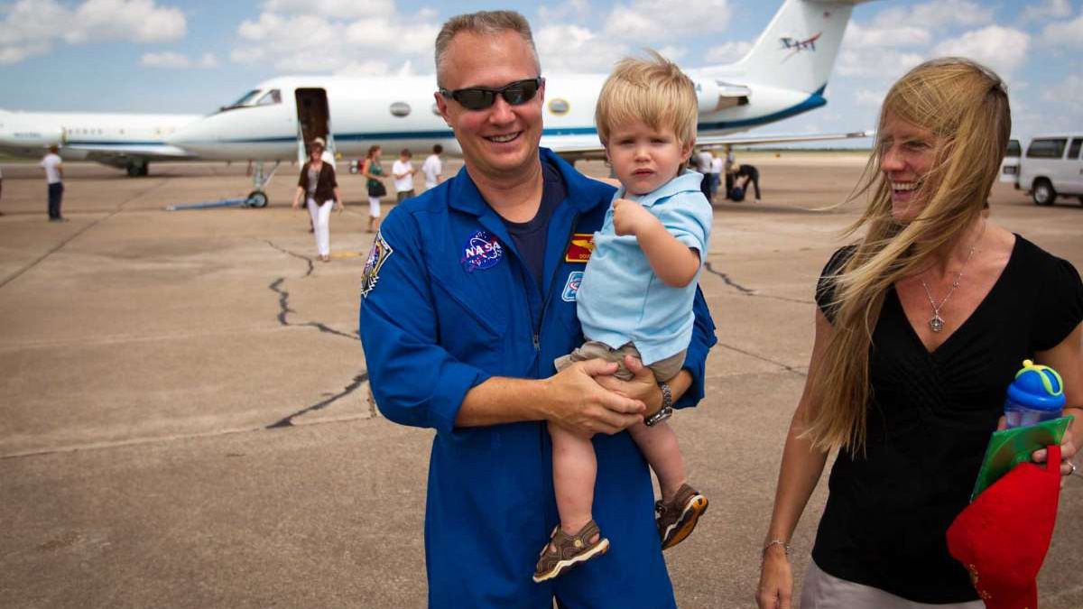 Douglas Hurley y la astronauta de la Nasa Karen Nyberg junto a su hijo.