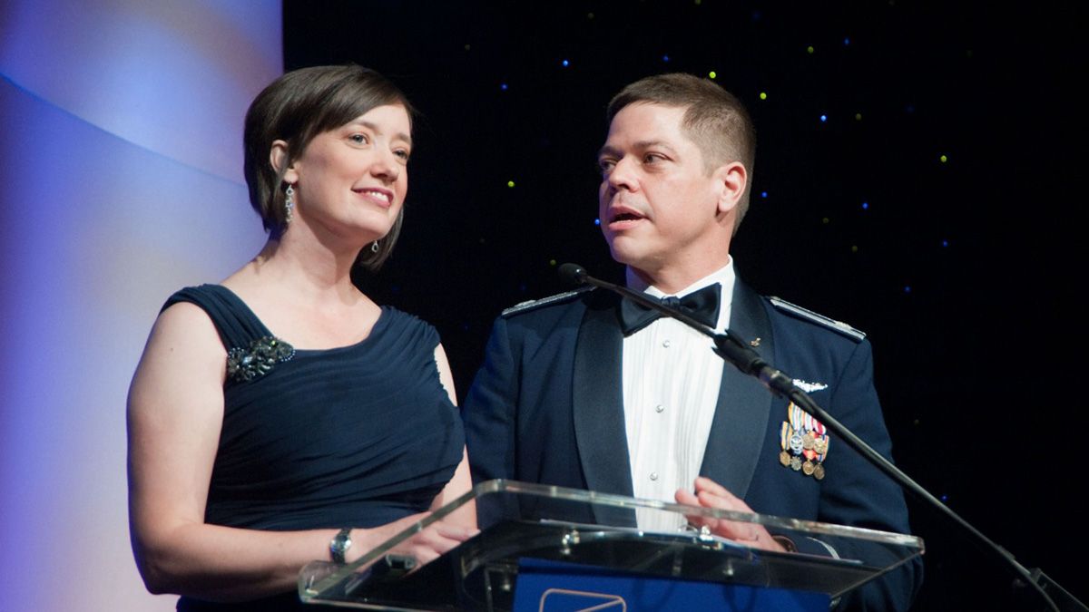 Robert Behnken, y su esposa, la astronauta Megan McArthur en el 2012, mientras presentaban los Premios Estelares.