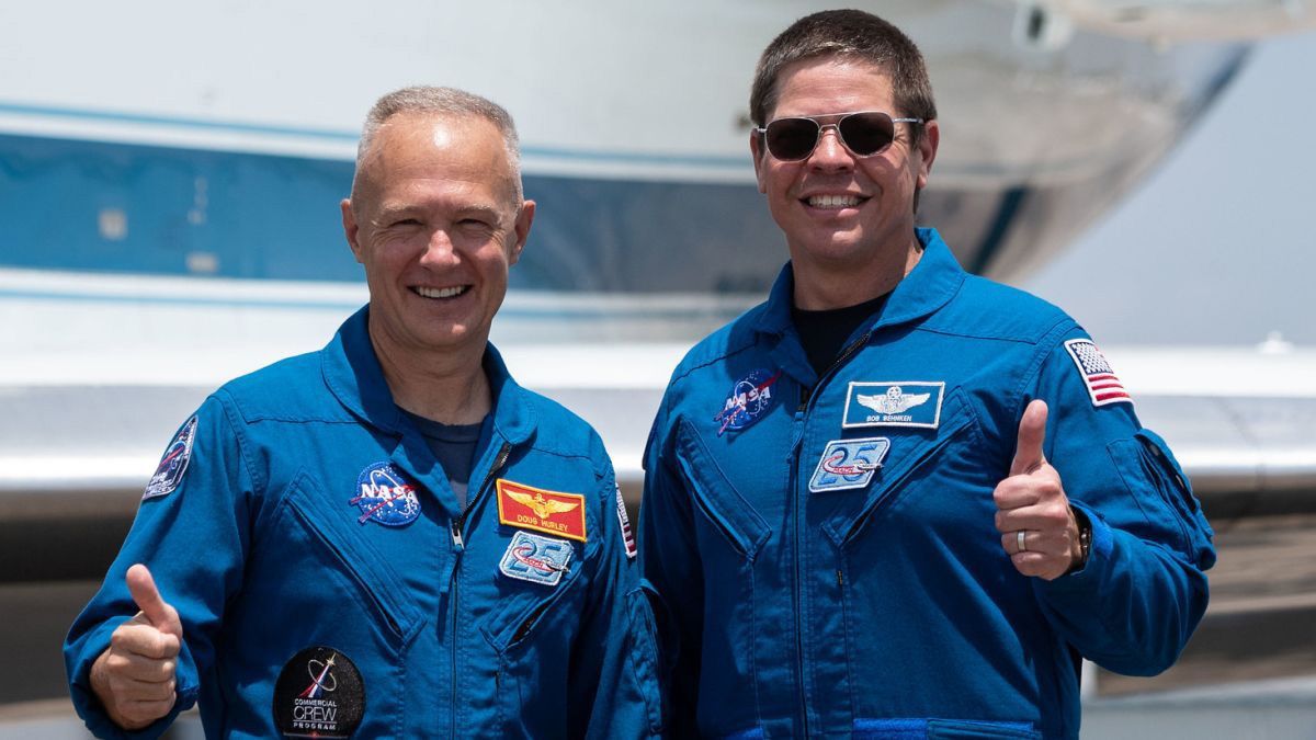 El comandante de la misión, Douglas Hurley y Robert Behnken posando días antes de la misión Demo-2, que los llevará en la Crew Dragon de SpaceX a la Estación Espacial Internacional.