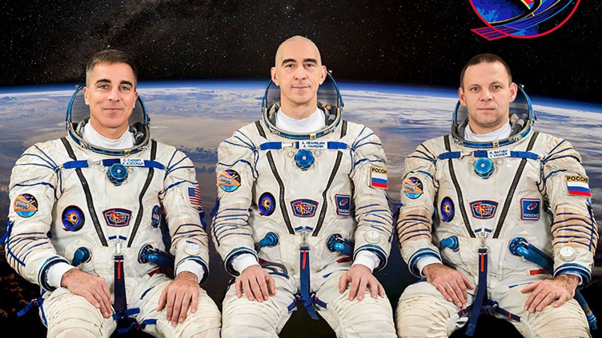 La tripulación actual de la Estación Espacial Internacional (Expedición 63). El astronauta de la Nasa Chris Cassidy, y los cosmonautas de Roscosmos, Anatoly Ivanishin e Ivan Vagner.