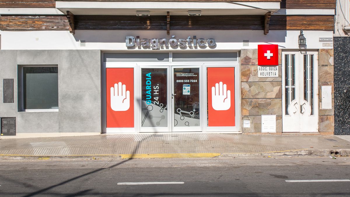 A toda persona que ingresa al sanatorio se le toma la temperatura y es evaluada por un médico.