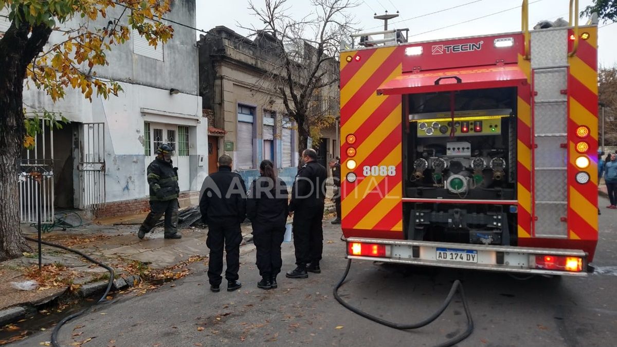 Una vivienda se incendió en Tucumán 3800. Personal de la PDI investiga la escena del hecho. Aún resta localizar al propietario de la casa.