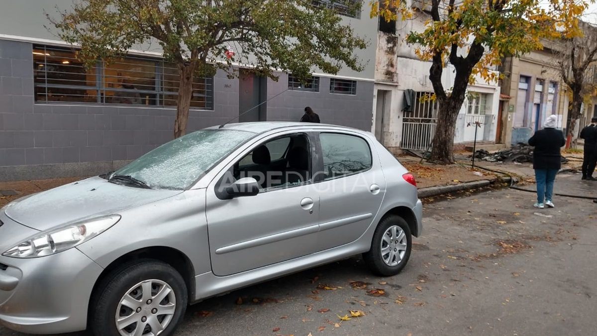 Una vivienda se incendió en Tucumán 3800. Personal de la PDI investiga la escena del hecho. Aún resta localizar al propietario de la casa.