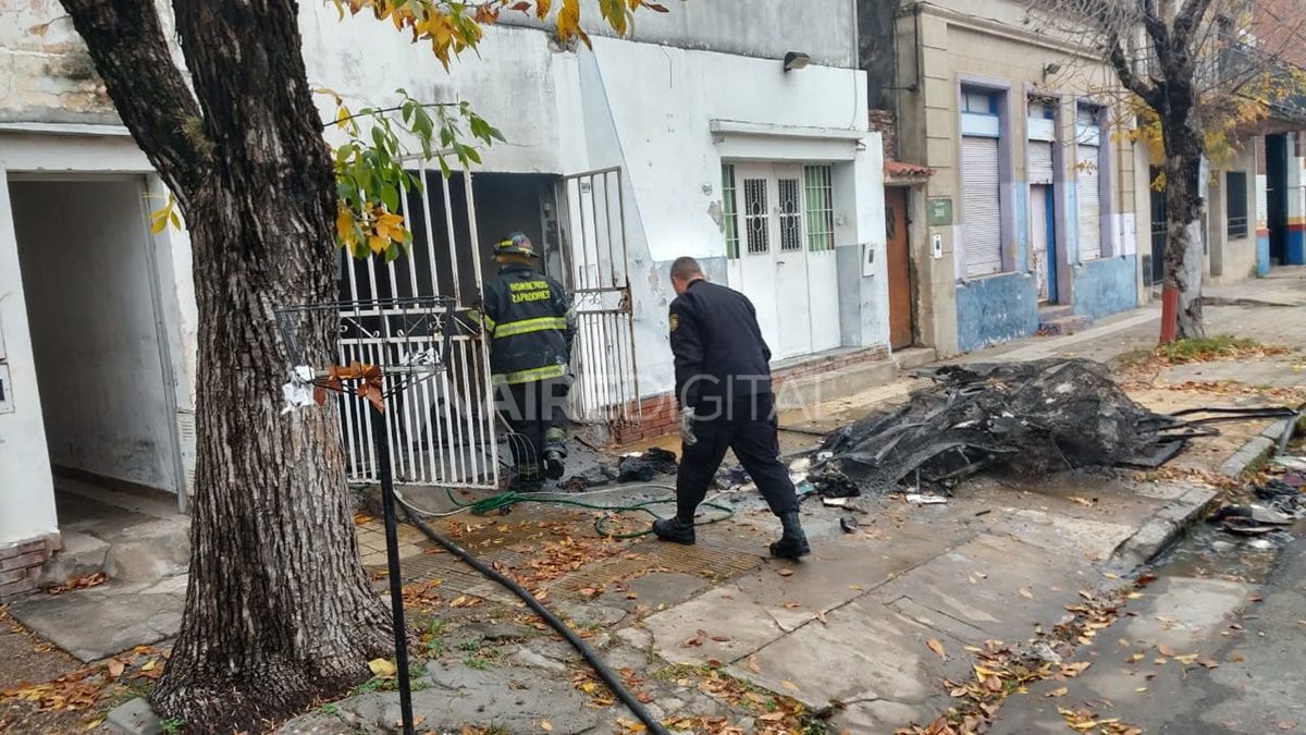 Una vivienda se incendió en Tucumán 3800. Personal de la PDI investiga la escena del hecho. Aún resta localizar al propietario de la casa.
