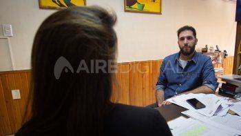 La profesora puso como condición que la entrevista sea de espaldas a la cámara. 